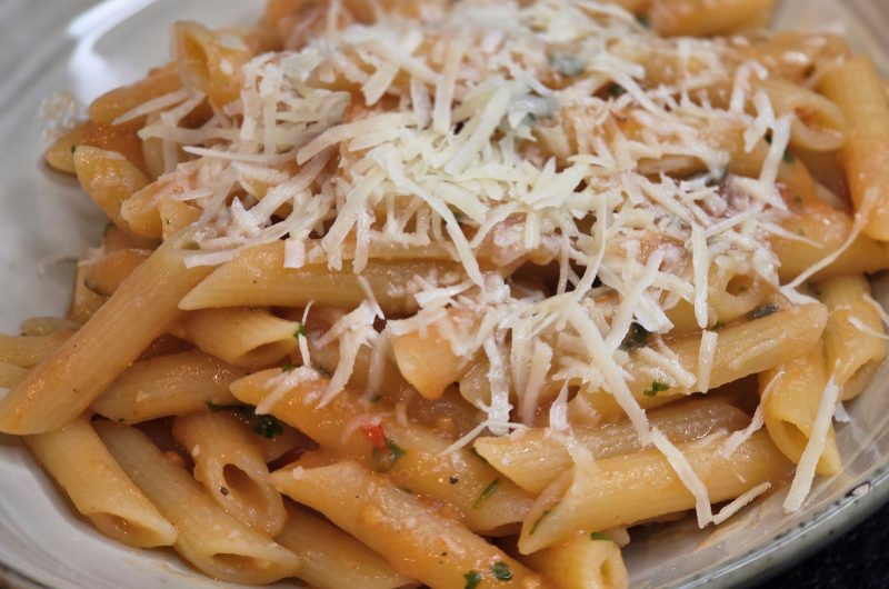 Penne All'arrabiata mat frëschen Tomaten