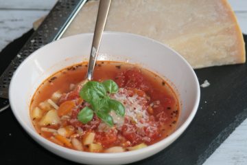 Minestrone, Basilikum, Parmesan