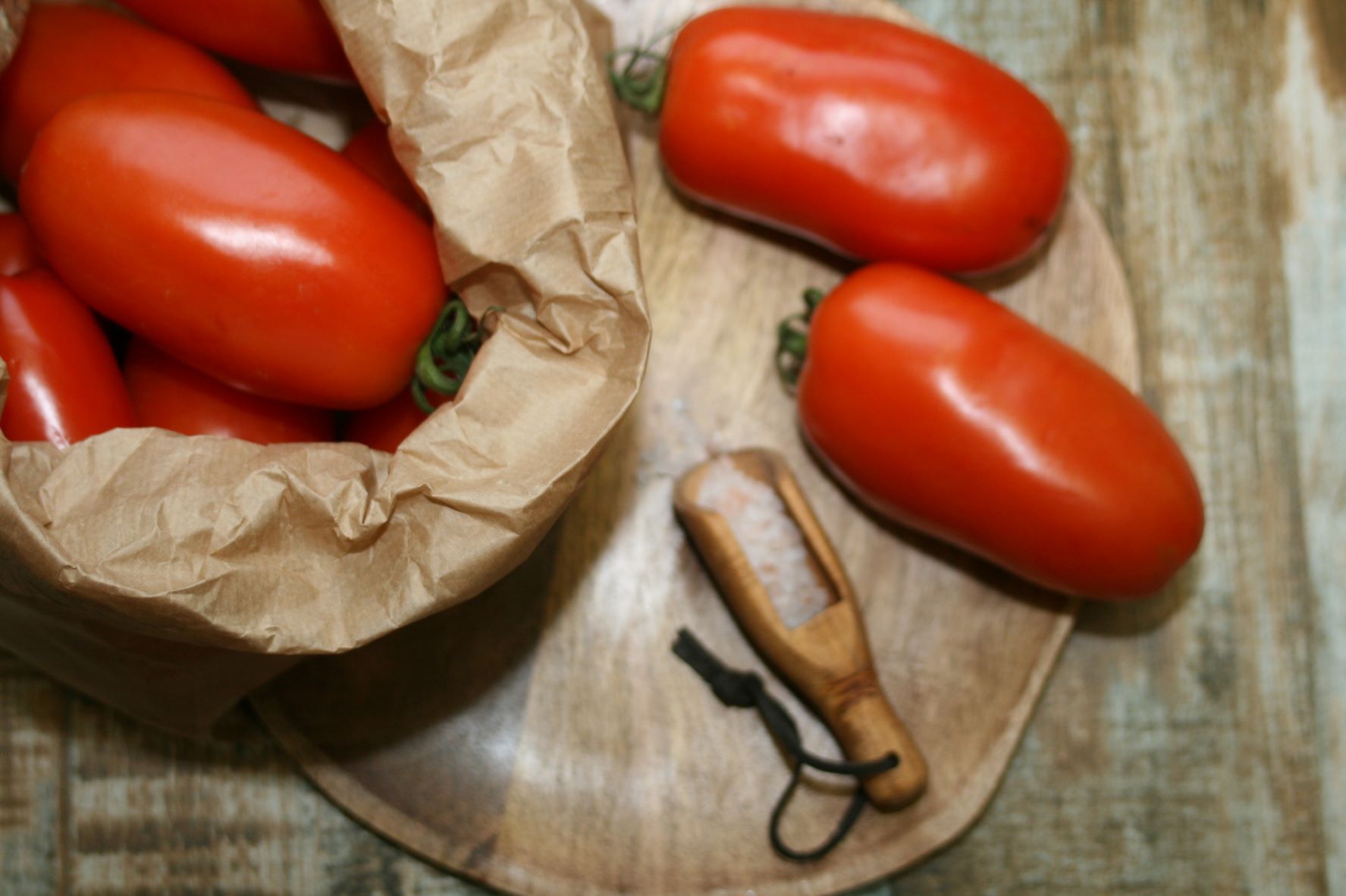 Tomaten, salz, holzteller