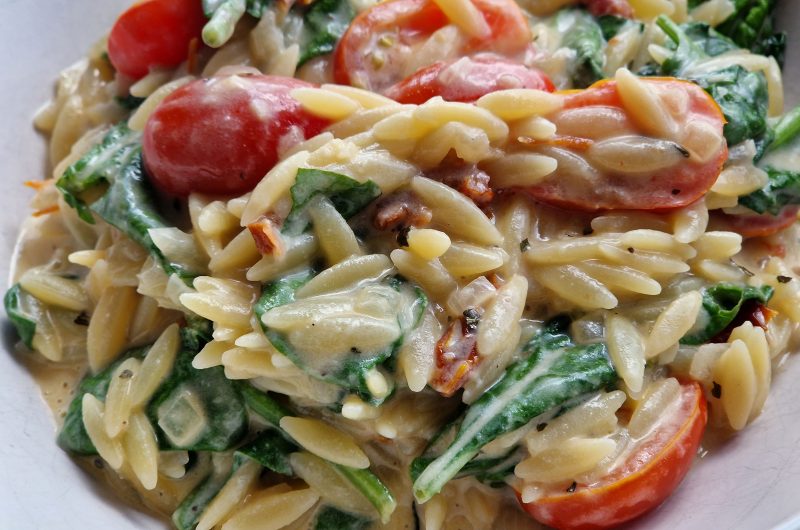 Orzo mat Stoffi, Tomaten an Spinat