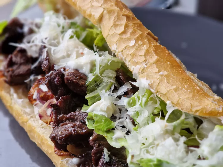 Steak, Sandwich, Salat, Parmesan, Aïoli, Zwiebeln