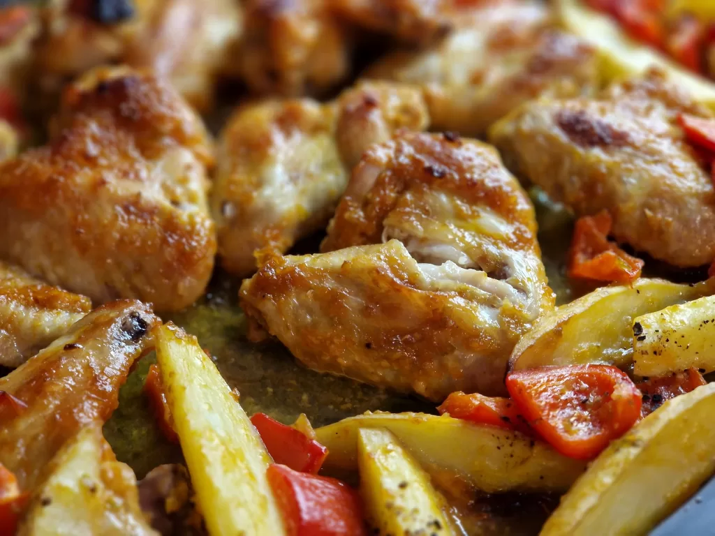 gebratene Chickenwings mit Kartoffeln und Paprika