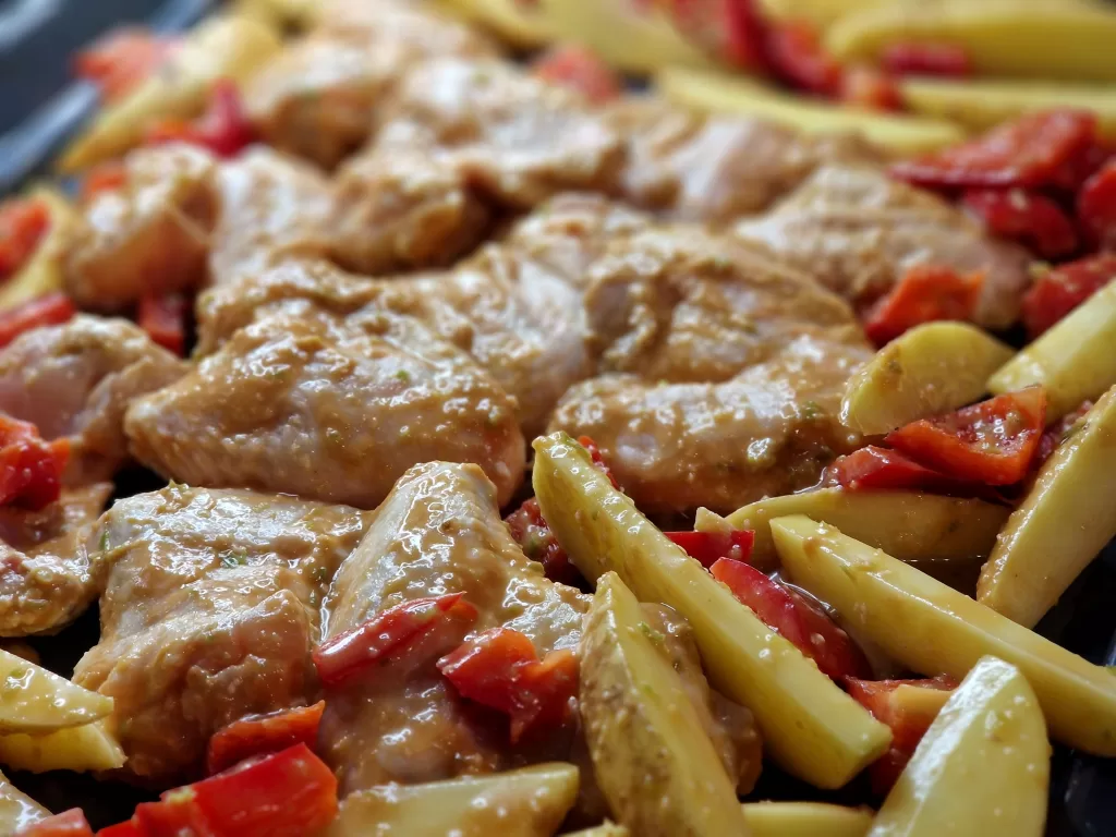 Chickenwings mit Kartoffeln und Paprika