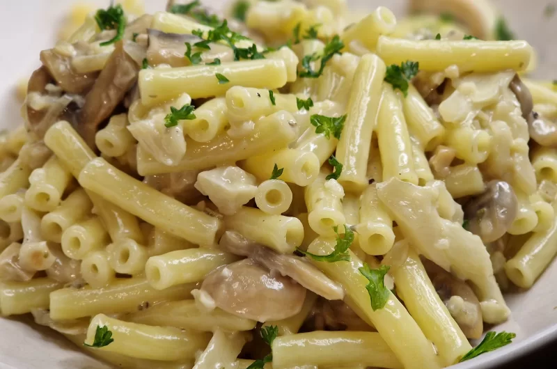 Pasta con funghi e salvia