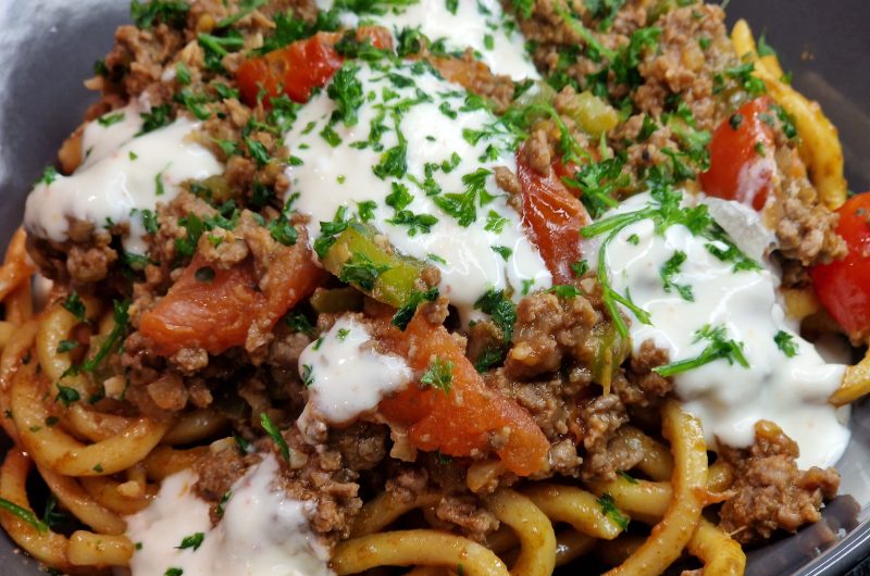 Pasta no türkisch Art mat Gehacktes an Joghurt