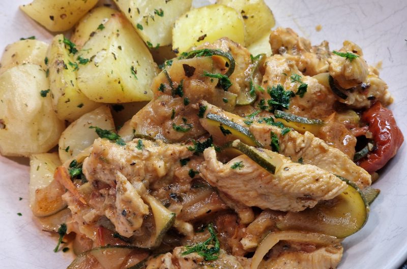 Putengeschnetzeltes mat Courgetten an gedrëchent Tomaten