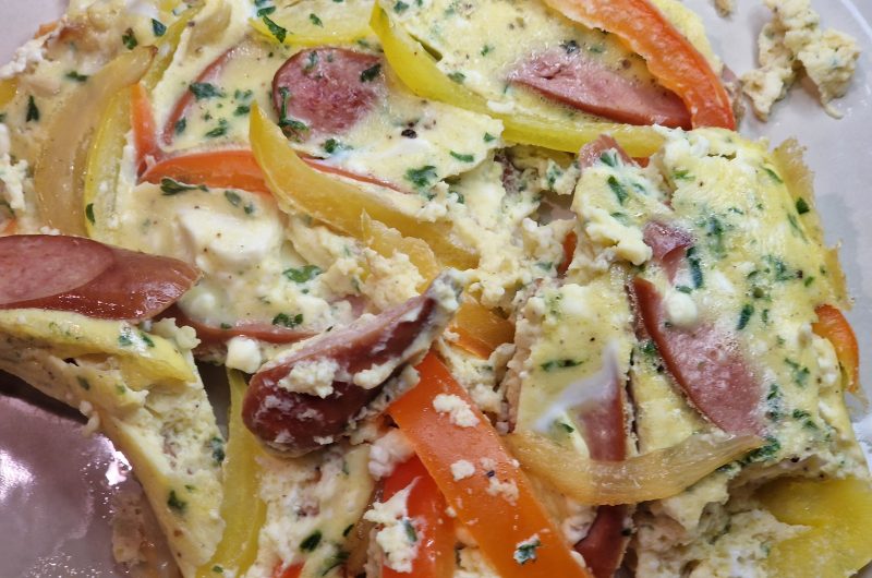 Herzhaft Frittata mat Wiischtercher, Paprik an Ënnen