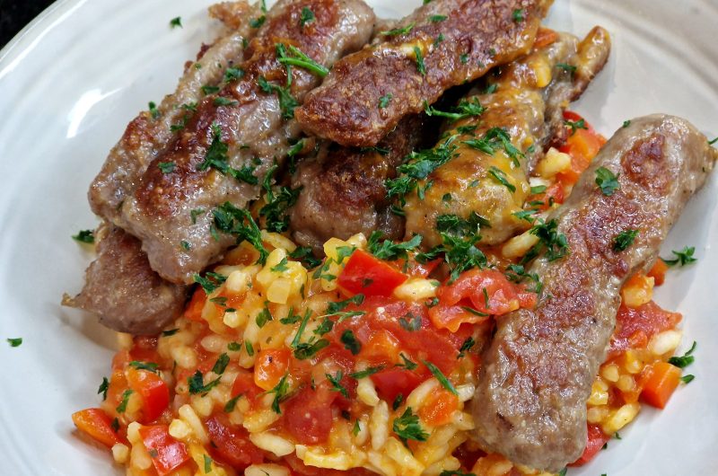 Een Balkan Klassiker nei interpretéiert: Cevapcici mat Ajvar-Paprika-Risotto