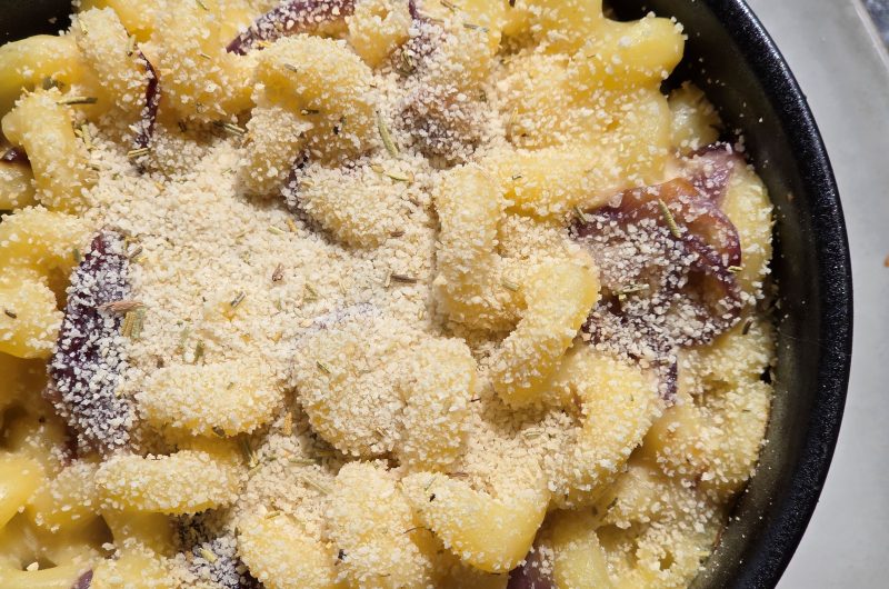 Mac and Cheese mat karameliséierten Ënnen