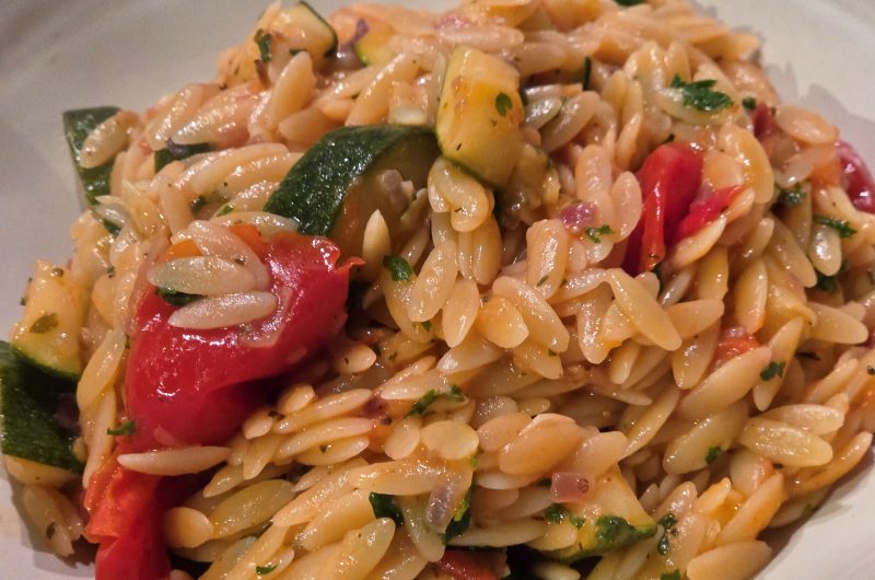 Orzopann mat Tomaten an Courgetten