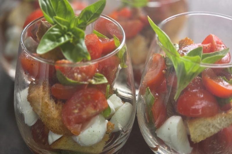 Mozzarella-Tomaten-Basilikum Cups